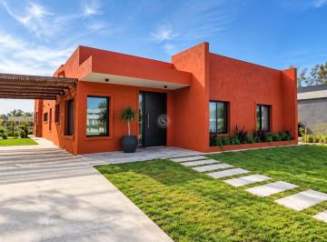 Casa · 159m² · 4 Ambientes · 1 Cochera · Excelente Casa en Venta en Santa Sofía, Pilar del Este, Pilar