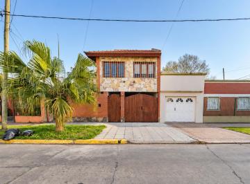 Casa de 5 ambientes, Lomas de Zamora · Casa en Venta - 5 Ambientes - Cochera - Patio - Terraza - Lomas de Zamora