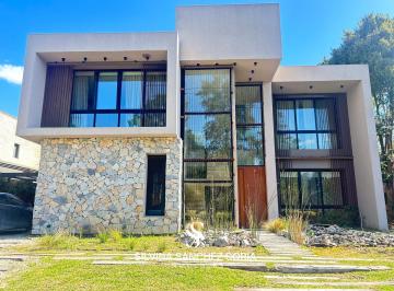 Casa · 323m² · 5 Ambientes · Casa en Venta 5 Ambientes Fondo Golf en Los Cardales Country Club