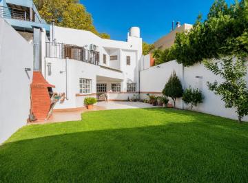 Casa · 161m² · 4 Ambientes · 1 Cochera · Casa en Venta de 4 Ambientes con Jardín, Suite y Cochera Cubierta en Liniers Límite con Mataderos