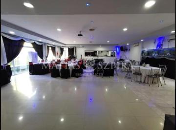 Local comercial · 220m² · 3 Ambientes · 1 Cochera · Excelente Local Comercial en Muy Buena Ubicacion en Ituzaingo Norte