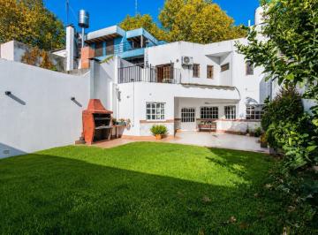Casa · 161m² · 4 Ambientes · 1 Cochera · Casa en Venta de 4 Ambientes con Jardín, Suite y Cochera Cubierta en Mataderos