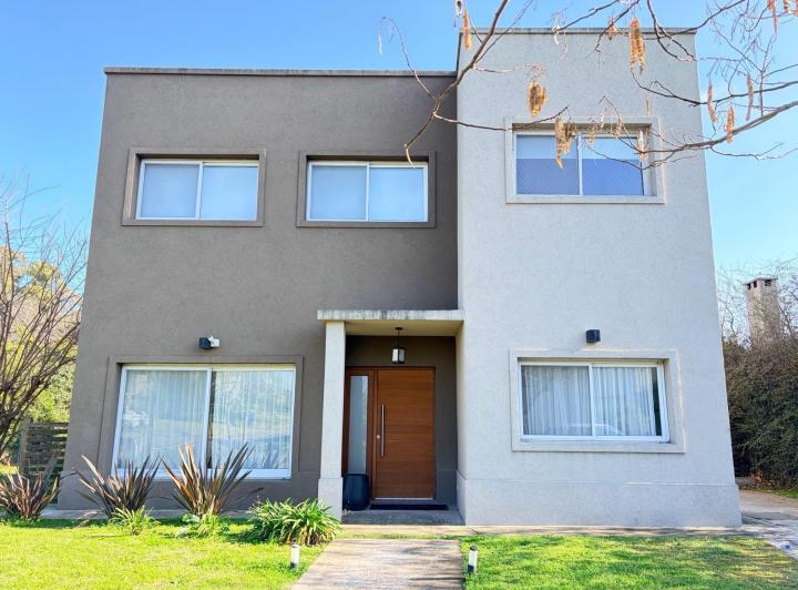 Casa · 180m² · 5 Ambientes · 3 Cocheras