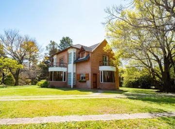 Casa · 303m² · 5 Ambientes · Casa 3 Dorm. con Quincho y Amplio Parque en Country Carlos Pellegrini