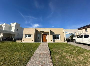 Casa de 4 ambientes, Esteban Echeverría · Hermosa Casa en Venta en Santa Inés Canning