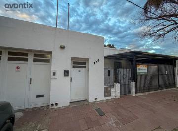 Casa · 278m² · 4 Ambientes · 2 Cocheras · Casa con 2 Habitaciones y Garaje en Alquiler y Venta