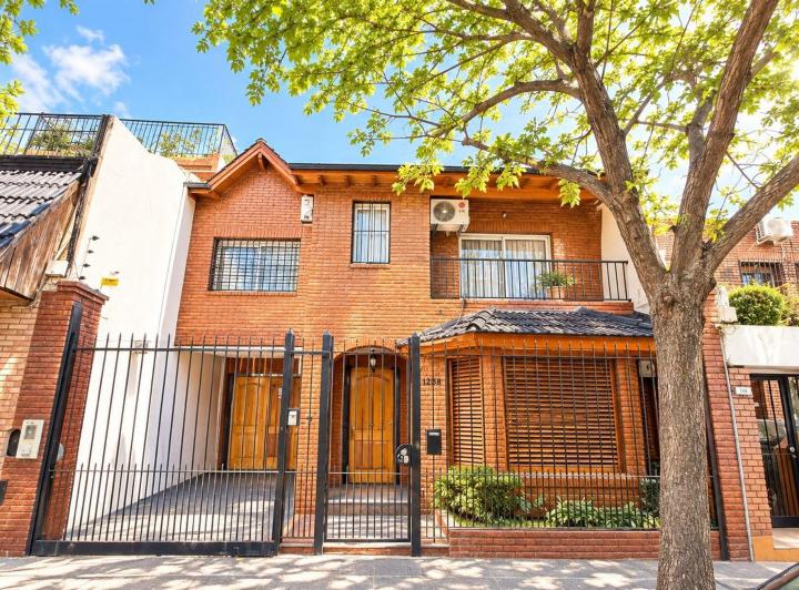 Casa · 180m² · 4 Ambientes · 2 Cocheras