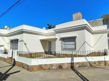 Casa · 247m² · 6 Ambientes · Se Alquila Casa en Esquina Sobre Av Provincias Unidas y Neuquén con Gran Potencial Comercial