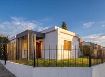 Casa · 175m² · 4 Ambientes · 1 Cochera · Casa 3 Dorm. - Patio - Temistocles Castellano Al 2000 - Altos de Villa Cabrera