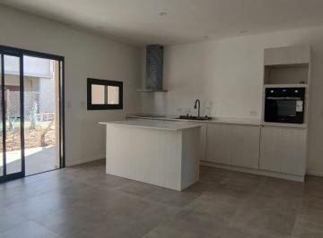 Casa · 130m² · 5 Ambientes · Venta Casa Tipo Townhouse en Spring Park Pilar