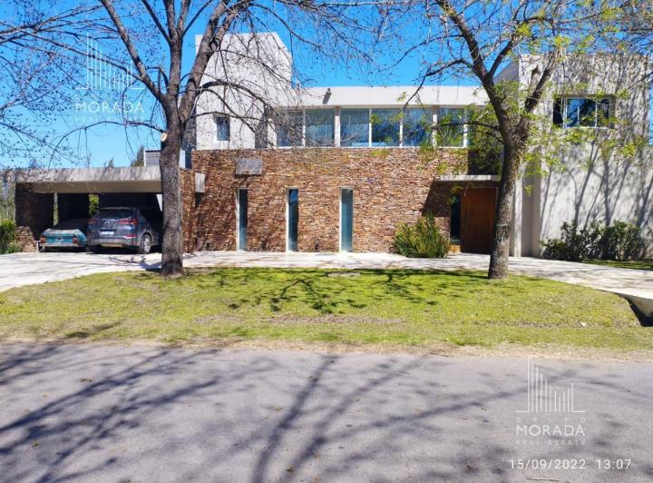 Casa · 240m² · 5 Ambientes · 2 Cocheras