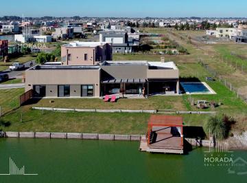 Casa · 160m² · 5 Ambientes · 1 Cochera · Casa en Venta 3 Dorm. Al Agua en San Sebastian