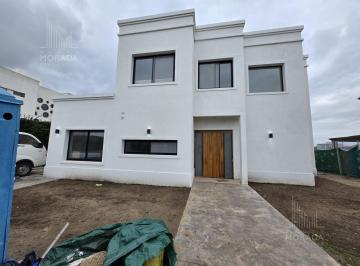 Casa · 180m² · 5 Ambientes · 2 Cocheras · Casa de 5 Ambientes en Venta en Canton Puerto