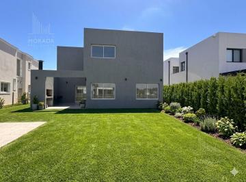 Casa · 495m² · 5 Ambientes · 3 Cocheras · Casa en Santa Lucia, Pilar del Este