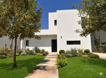 Casa · 188m² · 5 Ambientes · 3 Cocheras · Casa en Venta en Barrio Santa Lucia, Pilar