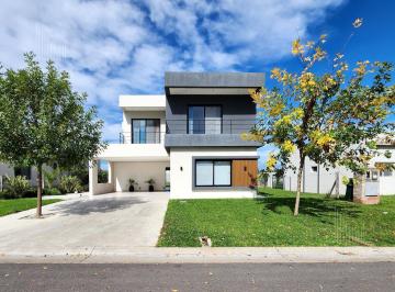 Casa · 254m² · 6 Ambientes · 3 Cocheras · Casa en Venta en Pilar del Este 6 Ambientes con Pileta