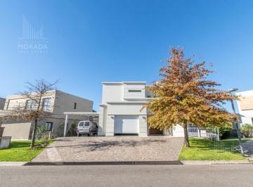 Casa · 278m² · 6 Ambientes · 4 Cocheras · Casa Moderna de Categoría en Ayres Plaza, Quincho Cubierto, Pileta y Cochera Cubierta