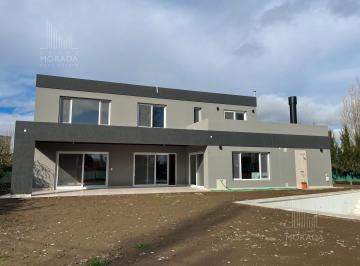Casa · 321m² · 8 Ambientes · 2 Cocheras · Casa en Venta 8 Ambientes en Barrio Cerrado Neuquen