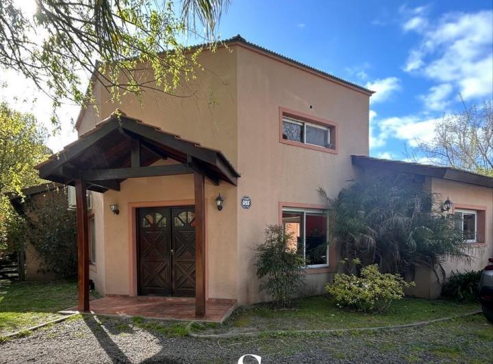 Casa · 1195m² · 5 Ambientes · 2 Cocheras