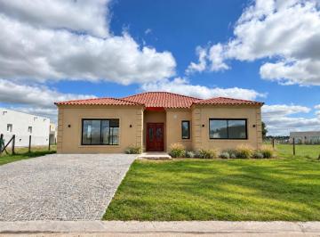 Casa · 135m² · 5 Ambientes · 2 Cocheras · Casa en Venta, de 5 Ambientes en San Simón, Canning