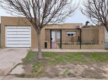Casa de 3 ambientes, Luján · Hermosa Casa 3 Amb. Cochera P/ 2 Autos. Jardín Al Frente y Cfte. Patio C/parrilla. Excelente Estado!