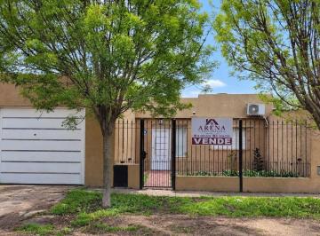 Casa de 3 ambientes, Luján · Casa Lote Propio 3 Amb. Cochera P/ 2 Autos. Jardín Frente y Cfte. Patio C/parrilla. Excelente Estado