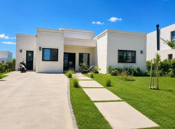 Casa · 165m² · 5 Ambientes · 4 Cocheras · Casa en Venta en Una Planta en B. El Naudir, Escobar.