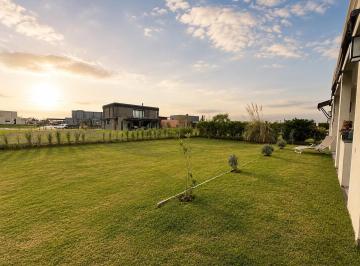 Casa · 165m² · 5 Ambientes · 4 Cocheras · Casa en Venta Lote Interno en El Naudir, Maschwitz. Escobar