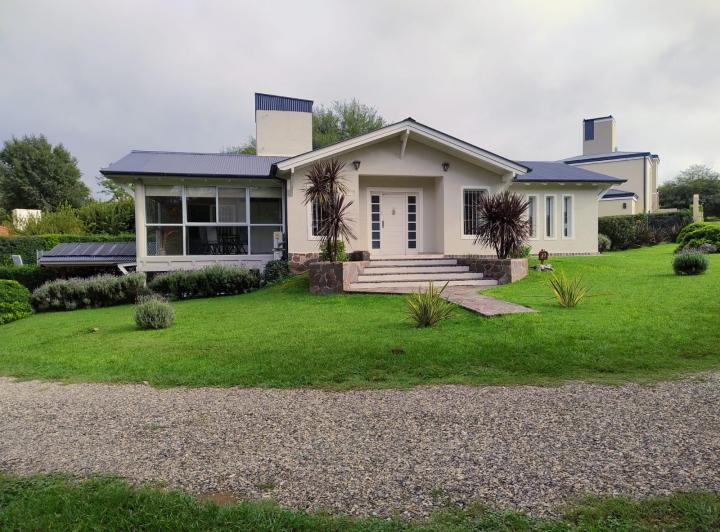 Casa · 220m² · 3 Dormitorios · 3 Cocheras