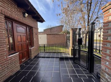 Casa · 79m² · 3 Ambientes · 2 Cocheras · Clásico Chalet en Venta 3 Ambientes con Jardín y Garaje, Rauch