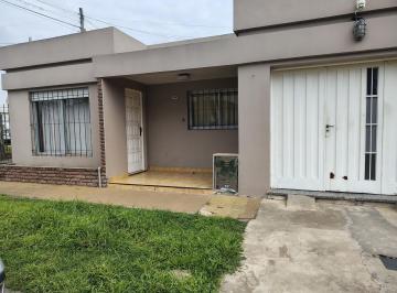Casa · 75m² · 4 Ambientes · 2 Cocheras · Casa en Venta 4ambientes Castelar Norte Apta Credito, con Cochera