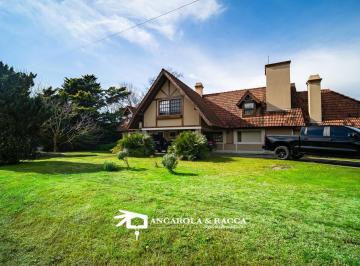 Casa · 325m² · 9 Ambientes · 2 Cocheras · Casa en Venta en Club de Campo San Diego