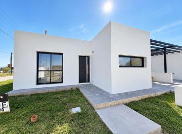Casa · 75m² · 3 Ambientes · 2 Cocheras · Duplex con Pileta a Estrenar en Venta en Barrio Norte 1