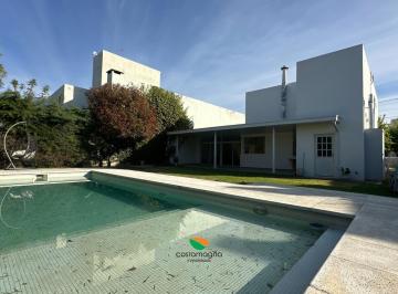 Casa · 292m² · 6 Ambientes · 2 Cocheras · Casa de Tres Dorm. en Tejas Tres