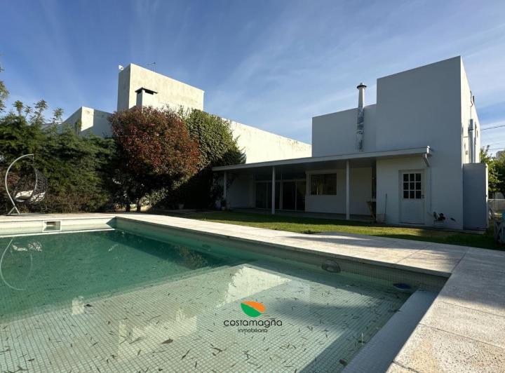 Casa · 292m² · 6 Ambientes · 2 Cocheras