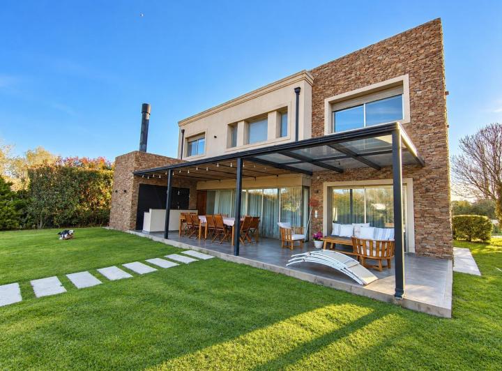 Casa · 245m² · 4 Dormitorios · 2 Cocheras