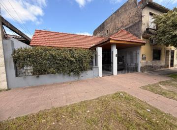 Casa · 130m² · 4 Ambientes · 1 Cochera · Casa en Alquiler Lanús Este