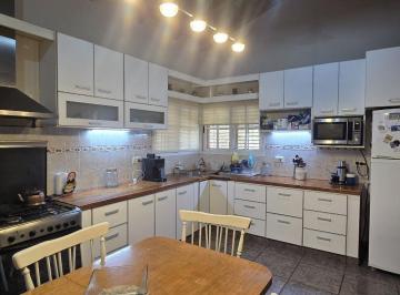 Casa · 200m² · 7 Ambientes · 2 Cocheras · Venta Apto Credito - Casa 3 Dorm - Saavedra 900 - Cinco Saltos