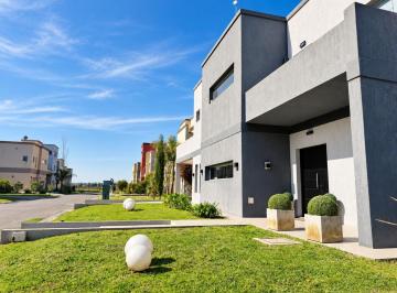 Casa · 260m² · 6 Ambientes · 1 Cochera · Casa en Dos Plantas C/pileta Casuarinas Premium