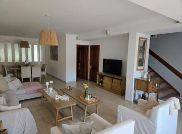 Casa · 657m² · 4 Ambientes · 3 Cocheras · Casa en Villa Lugano