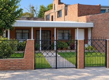 Casa · 300m² · 1 Cochera · Casa en El Manantial