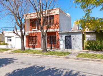 Casa · 85m² · 4 Ambientes · Casa 4 Amb con Patio Zarate Centro Luminoso