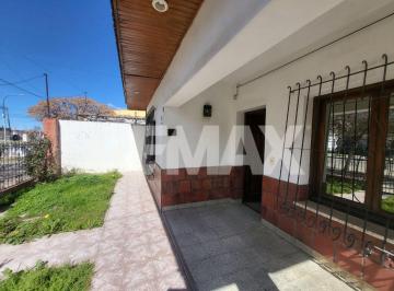 Casa · 118m² · 6 Ambientes · 1 Cochera · Alquiler Casa 6 Ambientes en Centro de Plottier