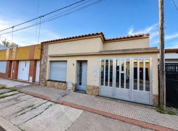 Casa · 130m² · 4 Ambientes · 1 Cochera · Venta de Casa a Reciclar 2 Dormis Terreno de 400 m²