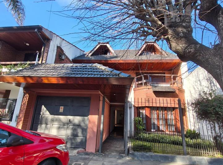 Casa · 330m² · 6 Ambientes · 1 Cochera
