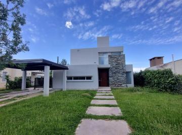 Casa · 200m² · 6 Ambientes · 2 Cocheras · Casa en Carrodilla