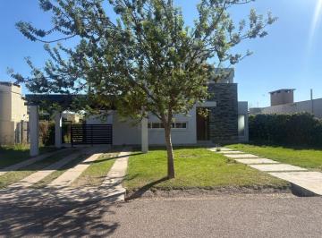 Casa · 200m² · 6 Ambientes · 2 Cocheras · Casa en Carrodilla