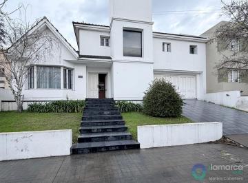 Casa · 350m² · 12 Ambientes · 2 Cocheras · Casa en Venta en Urca, Córdoba | 3 Dorm., Pileta y 844 m² de Terreno