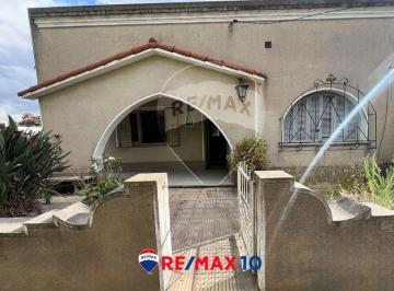 Casa · 143m² · 8 Ambientes · Excelente Propiedad a m de La Avda Principal