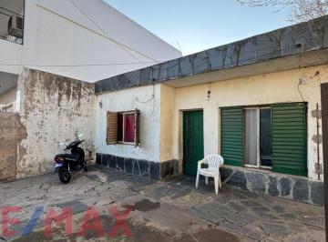 Casa · 118m² · 3 Ambientes · 2 Cocheras · Venta Casa 3 Amb Moron en Lote Propio a Reciclar